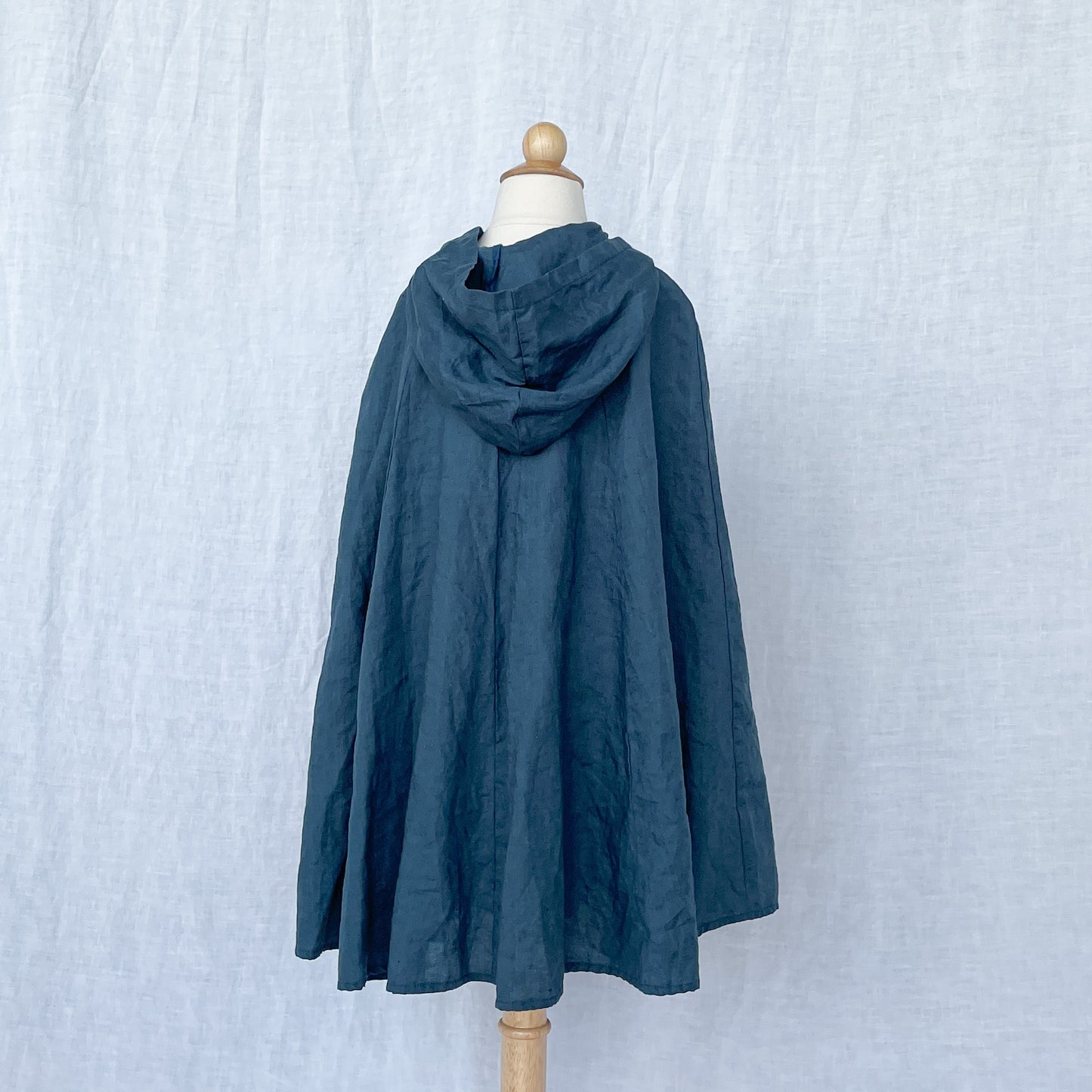 Hooded Cape, Lake